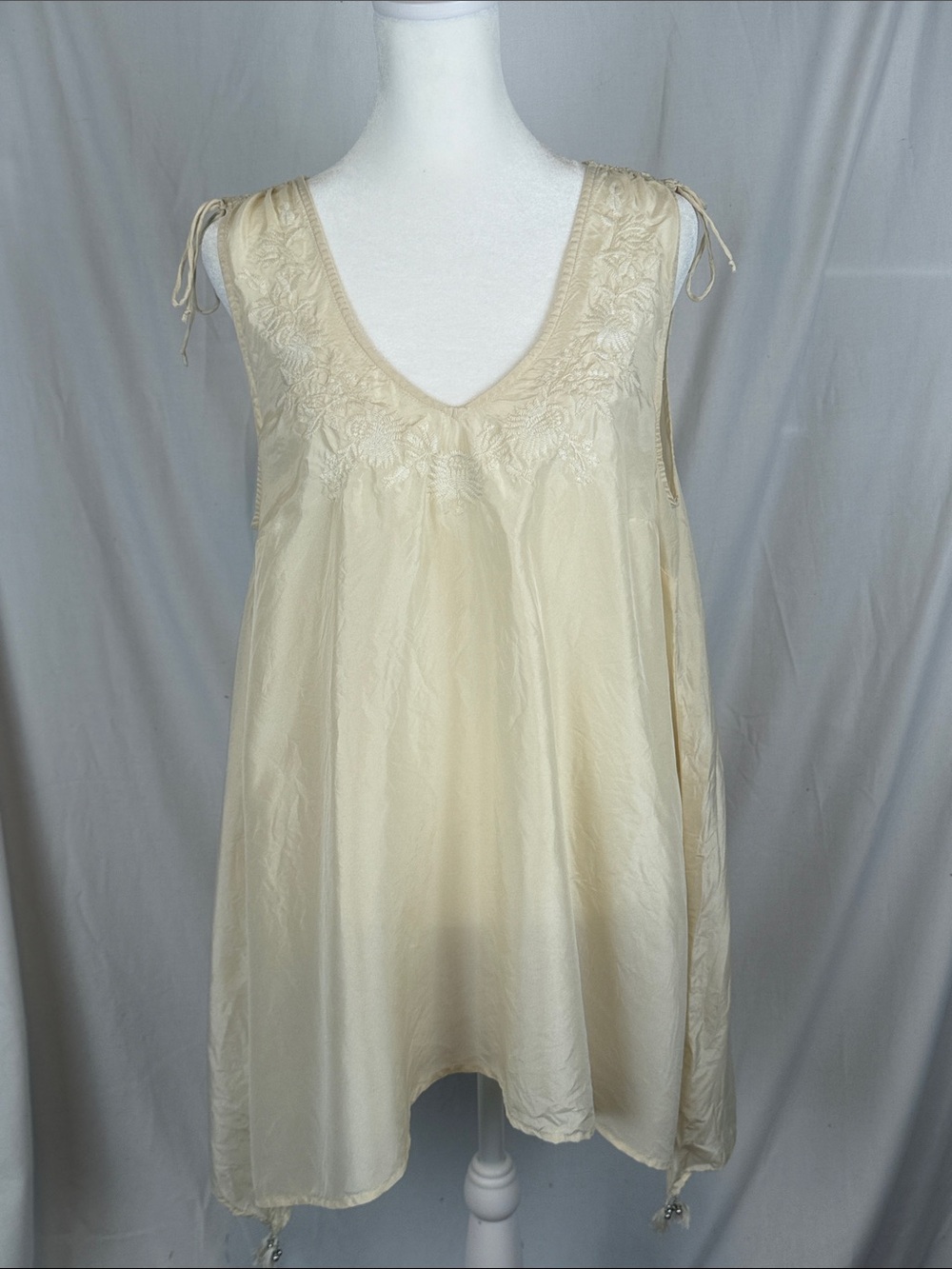 Women's Maeve Sleeveless 100% Silk Embroidered Neckline Tank Top Large